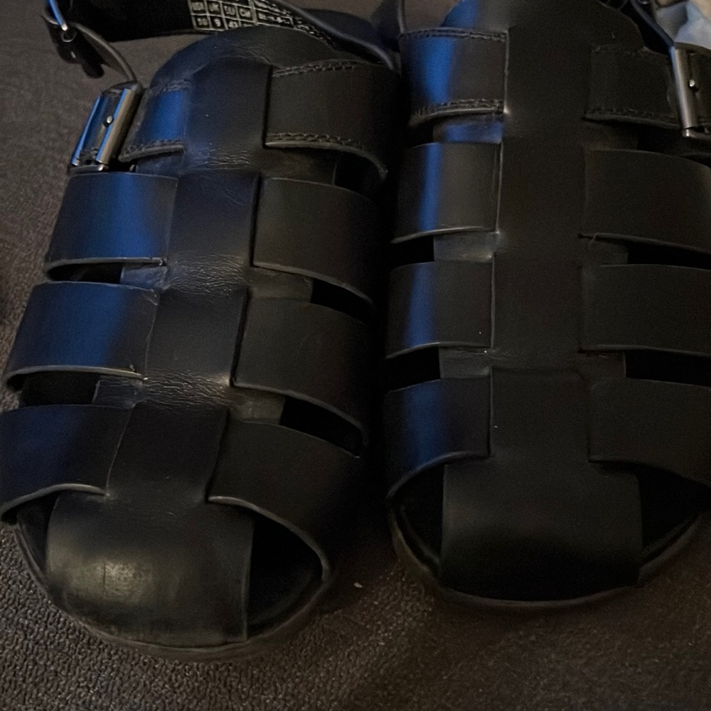 Vionic Ludlow Gil black sandal Men’s size 10 New. Fisherman Sandal